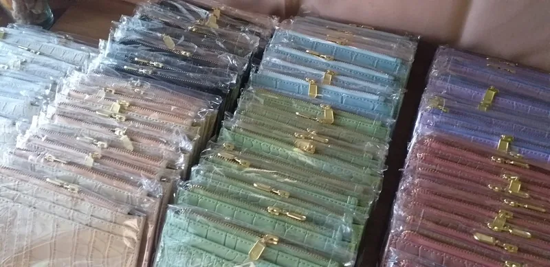 Ratusan card holder dalam kemasan plastik bening satu per satu, tersusun berbaris dalam beberapa warna hijau, biru, ungu, dan merah muda