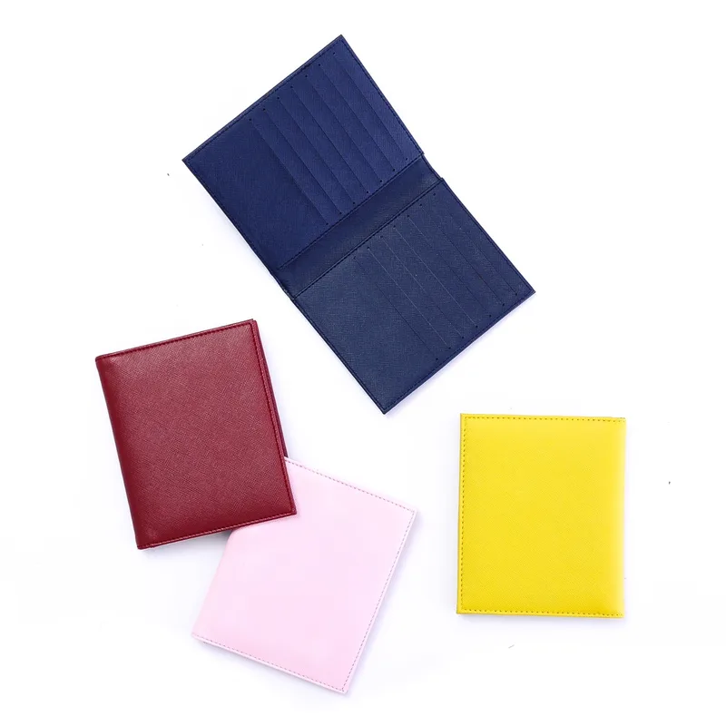 Empat dompet lipat berwarna biru dongker, marun, merah muda pucat, dan kuning, salah satunya terbuka memperlihatkan slot kartu di bagian dalam, di atas latar putih