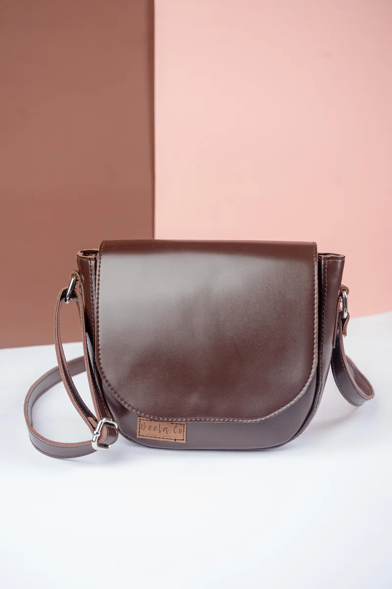 Tas selempang kulit FP Herman Beela.Co warna cokelat gelap dengan label logo Beela.Co di bagian depan