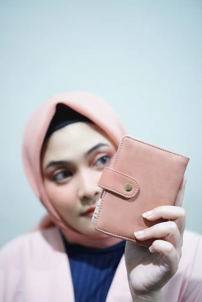 Dompet kulit FP UPHA Beela.Co warna pink dipegang oleh model berhijab