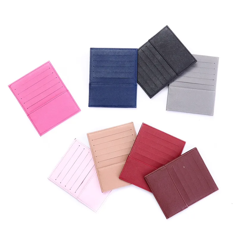 Delapan dompet kartu tipis dalam warna merah muda, biru dongker, hitam, abu-abu, krem, merah, dan marun tersebar di atas latar putih