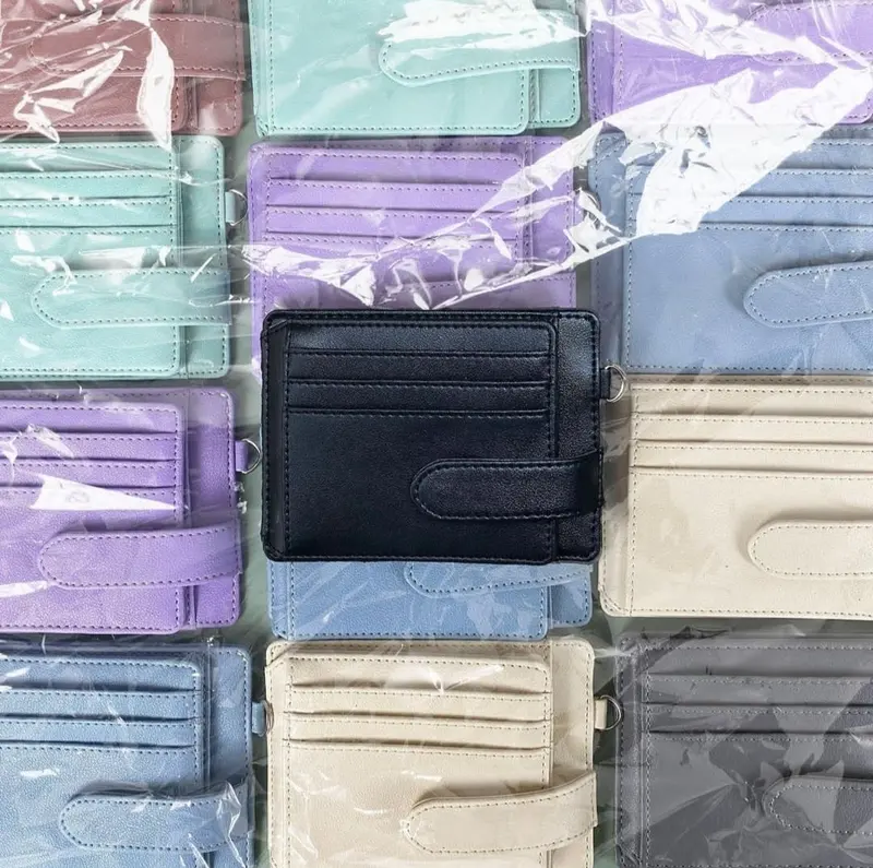 Tumpukan card holder berbagai warna tersusun di dalam kemasan plastik bening