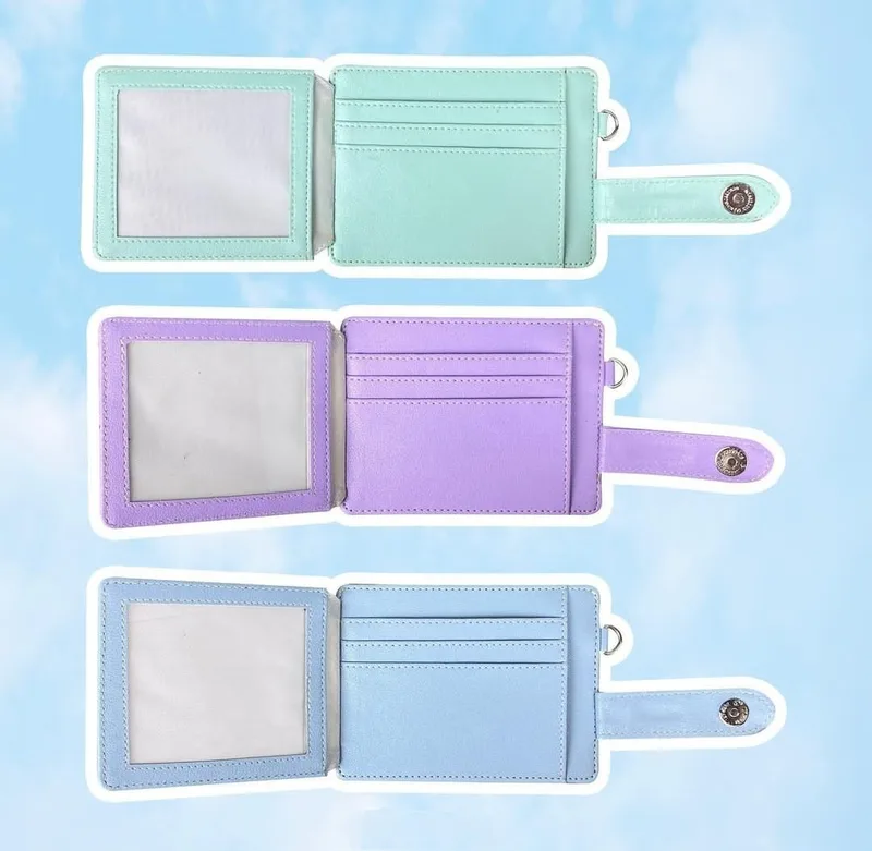 Tiga card holder lipat warna hijau mint, ungu, dan biru muda dalam keadaan terbuka, masing-masing dengan jendela transparan di sisi kiri, slot kartu di sisi kanan, dan tali berkancing