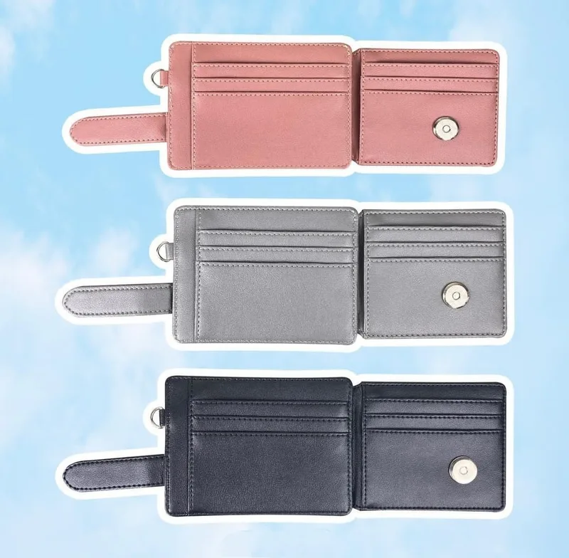 Tiga Cardholder Side Flip warna merah muda tua, abu-abu, dan hitam dalam keadaan terbuka, memperlihatkan slot kartu di kedua sisi, kancing magnet bundar, tali penutup, dan cincin logam