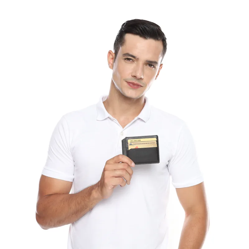 Pria berkaus polo putih memegang dompet tipis berwarna hitam di depan dada, dengan beberapa kartu terselip di slot depan dompet