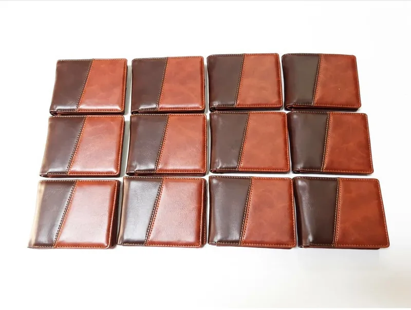 Dua belas dompet lipat dua warna cokelat terang dan cokelat tua tersusun rapi dalam tiga baris di atas latar putih