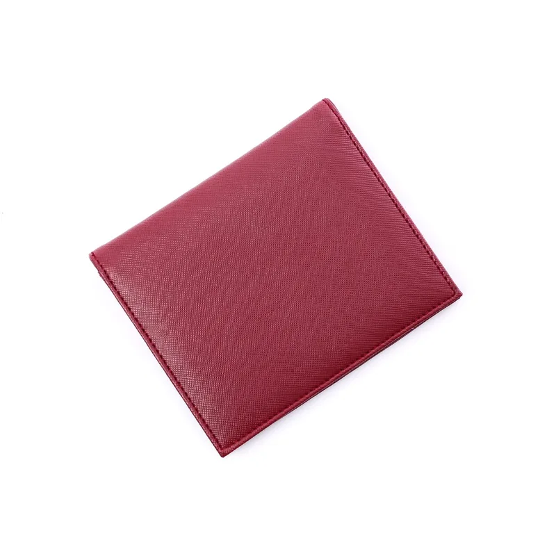 Dompet tipis berbentuk persegi panjang berwarna merah marun dengan permukaan bertekstur halus, tertutup di atas latar putih