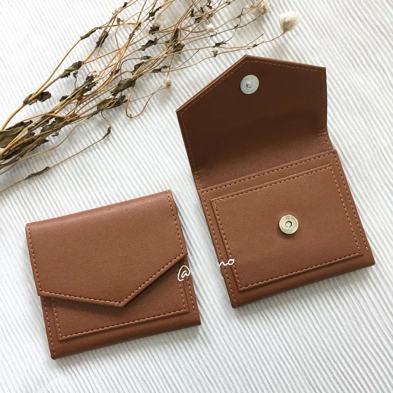 Dompet kulit Bianca Beela.Co warna cokelat tampak tertutup dan terbuka, memperlihatkan slot kartu dan kancing magnet di bagian dalam