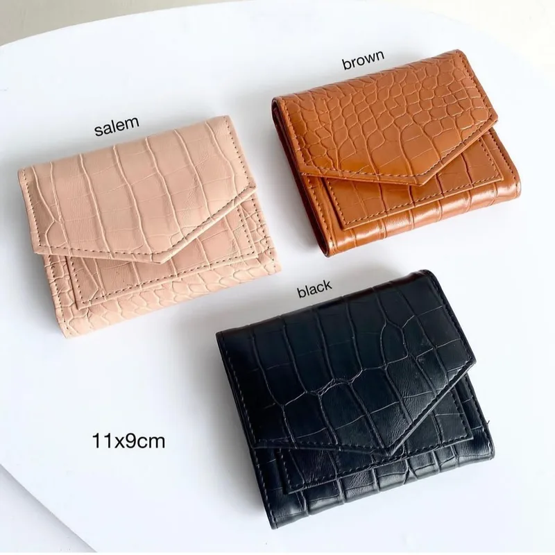 Tiga dompet kulit Bianca Beela.Co tekstur croco warna salem, cokelat, dan hitam berukuran 11x9 cm