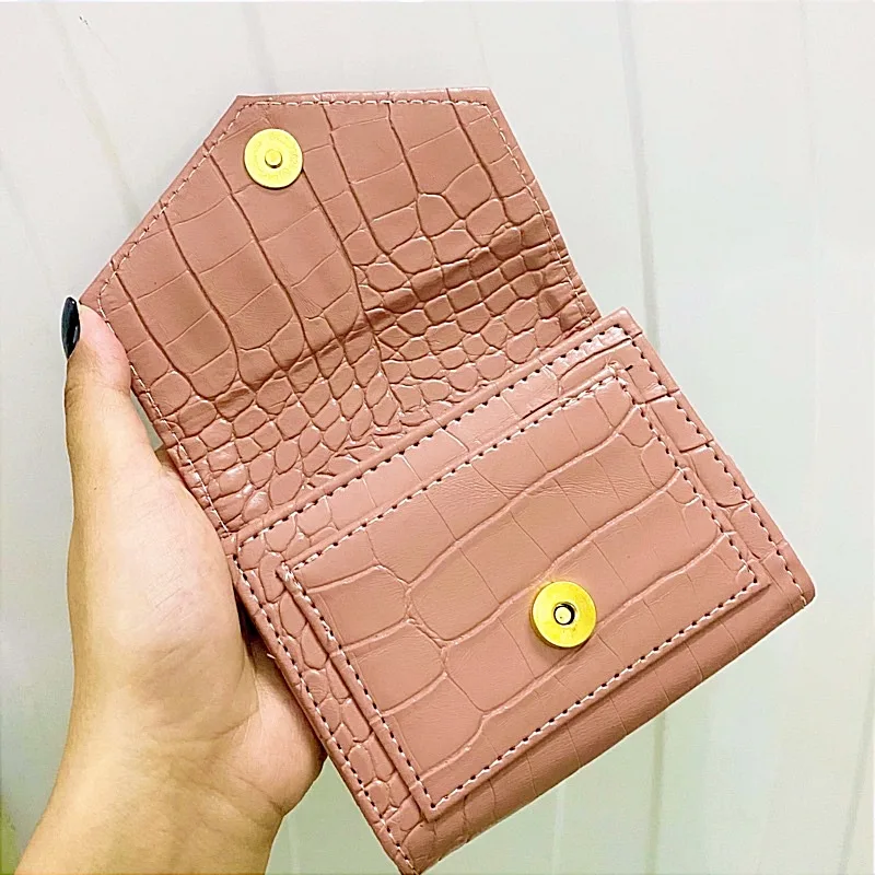 Empat dompet kulit Bianca Beela.Co model flap amplop warna cream, hitam, cokelat, dan hijau tertata di atas meja