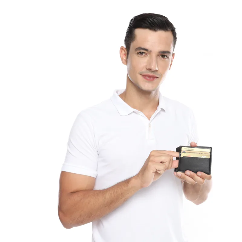 Pria menarik kartu dari dompet tipis hitam berisi beberapa kartu yang dipegang di depan dada