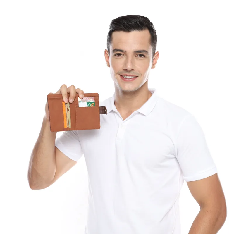 Pria tersenyum membuka dompet cokelat tan bertali pengunci, memperlihatkan kartu di slot bagian dalam