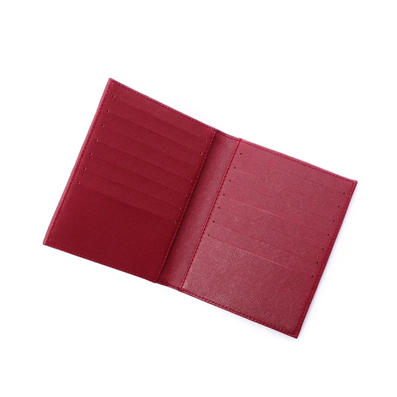 Card holder lipat berwarna merah marun dalam keadaan terbuka di atas latar putih, memperlihatkan deretan slot kartu di kedua sisinya