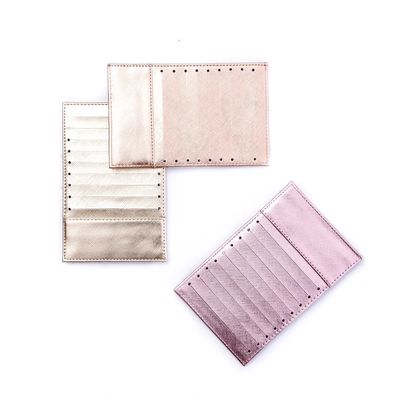 Tiga card holder tipis bernuansa metalik, warna emas muda, rose gold, dan merah muda mengilap, diletakkan di atas latar putih dengan deretan slot kartu berlubang jahitan