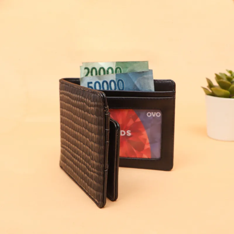 Dompet lipat cokelat bertekstur anyaman berdiri terbuka memperlihatkan uang kertas dan kartu di dalamnya, di atas latar oranye muda
