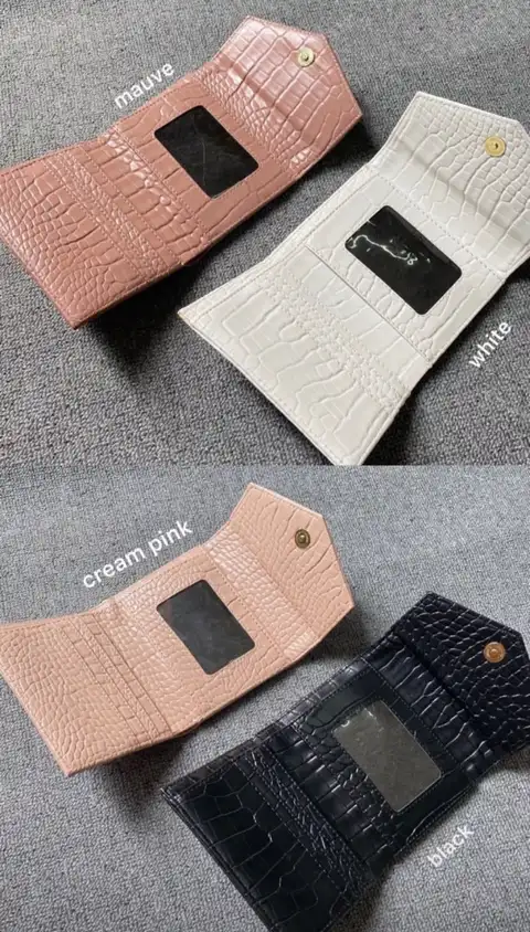 Kolase dua foto dompet lipat kecil bertekstur croco dalam keadaan terbuka, warna mauve, putih, cream pink, dan hitam dengan label nama warna, memperlihatkan jendela kartu di bagian dalam