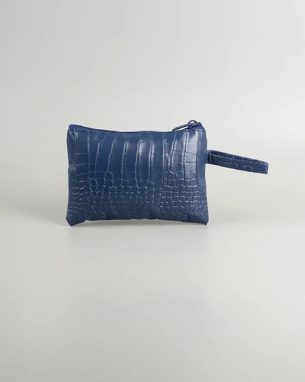 Pouch biru dongker bertekstur motif kulit buaya dengan ritsleting dan tali genggam pendek di sisi kanan, diletakkan di atas permukaan abu-abu muda