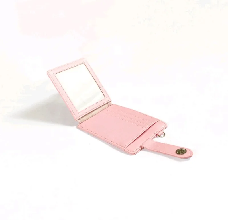 Card holder Side Flip warna pink terbuka dengan cermin di sisi lipat, tiga slot kartu di bagian dalam, dan tali pengunci berkancing logam