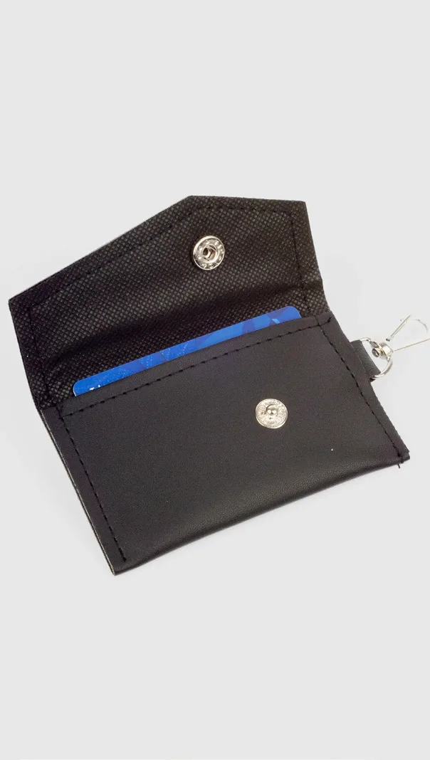 Dompet kartu kulit hitam kecil berbentuk amplop yang dibuka, memperlihatkan slot kartu berwarna biru dan gantungan kunci logam di sisi kanan