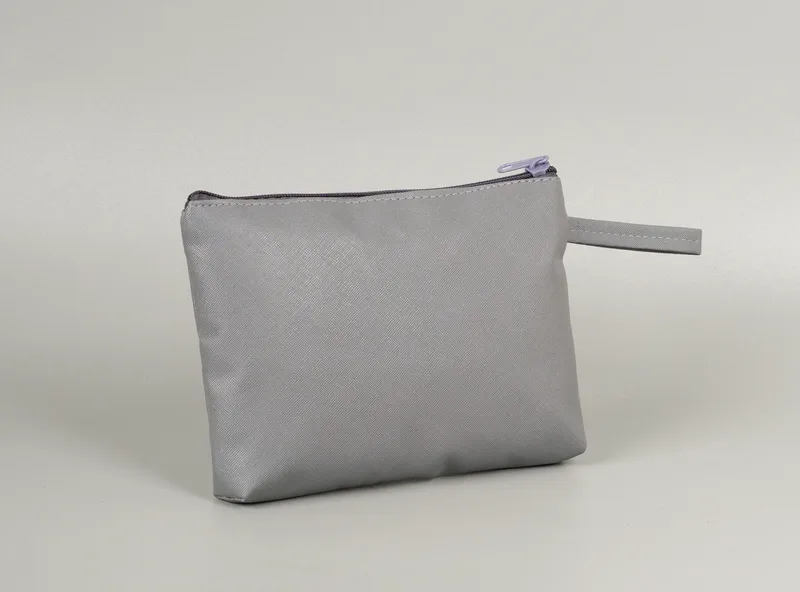 Pouch pipih warna abu-abu dengan ritsleting di bagian atas dan tali pegangan kecil di sisi kanan