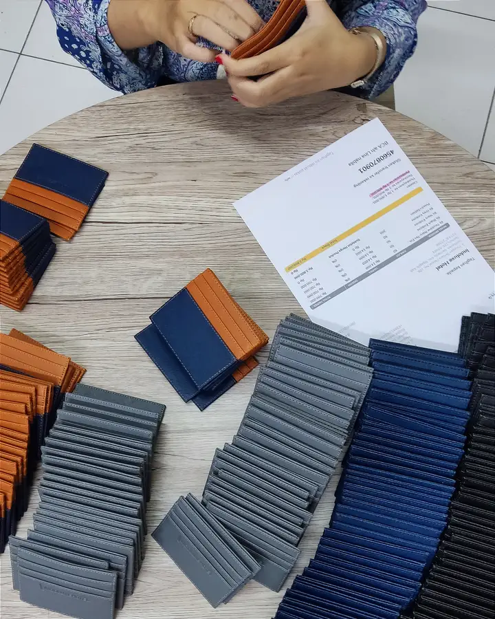 Card holder disusun berderet per warna di atas meja bundar, di samping selembar catatan pesanan