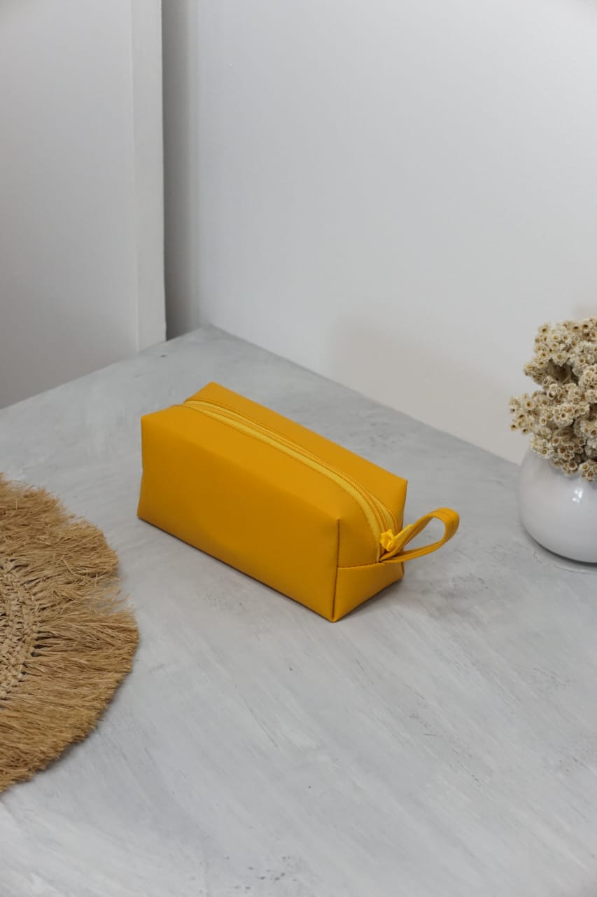 Pouch kubus souvenir warna lain