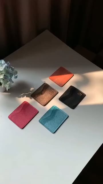 Detail permukaan kulit dan jahitan produk Beela.Co