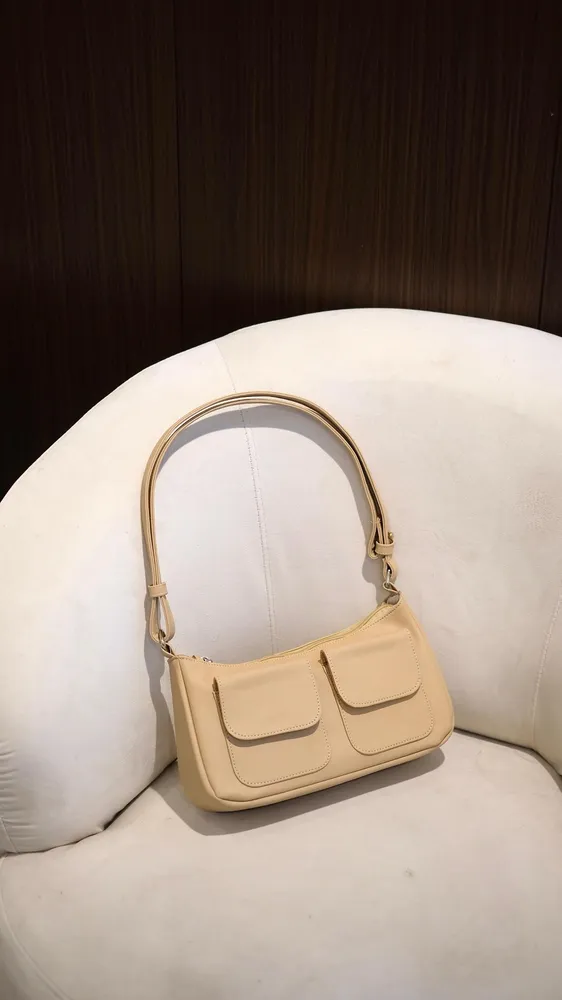 Aira Shoulder Bag warna terang dengan dua kantong depan