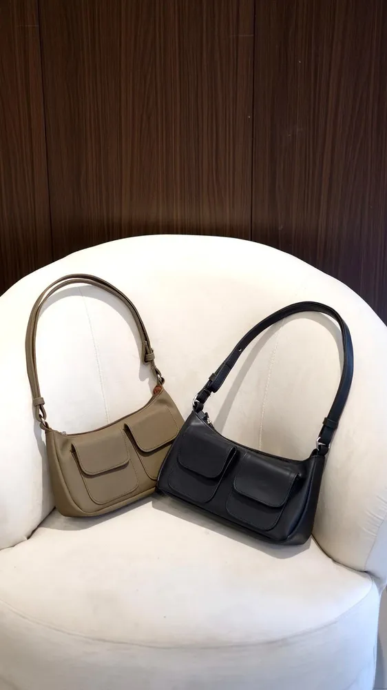Aira Shoulder Bag warna coffe dan hitam berdampingan