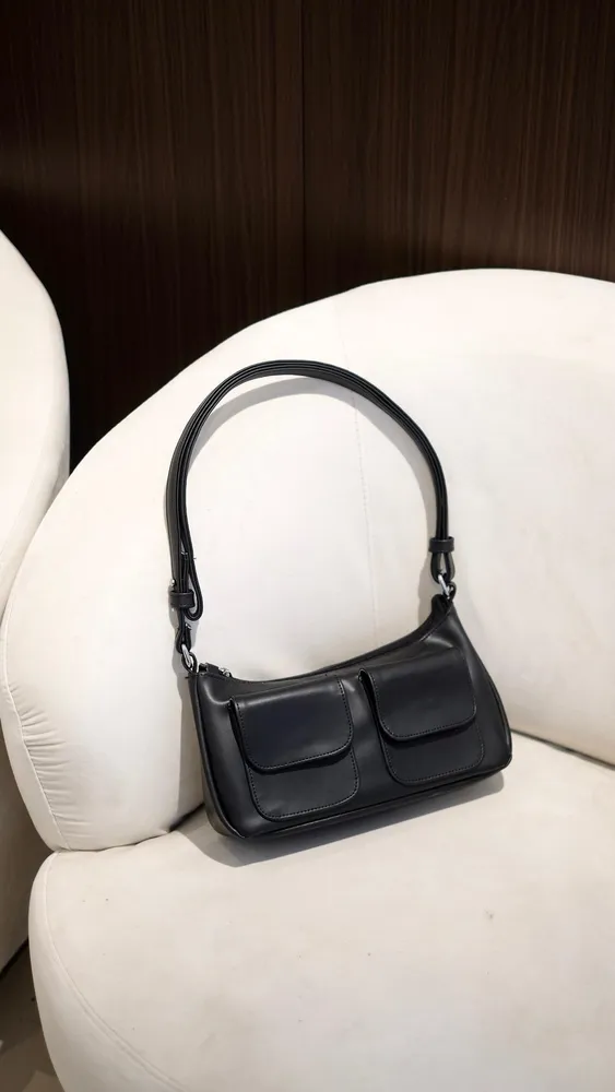 Aira Shoulder Bag hitam tampak depan