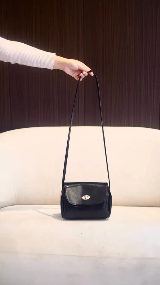 Belly Slingbag hitam dengan strap panjang