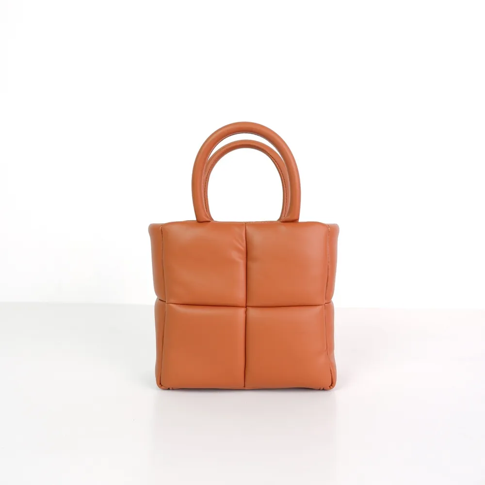 Belva Bag cokelat karamel tampak depan di latar putih