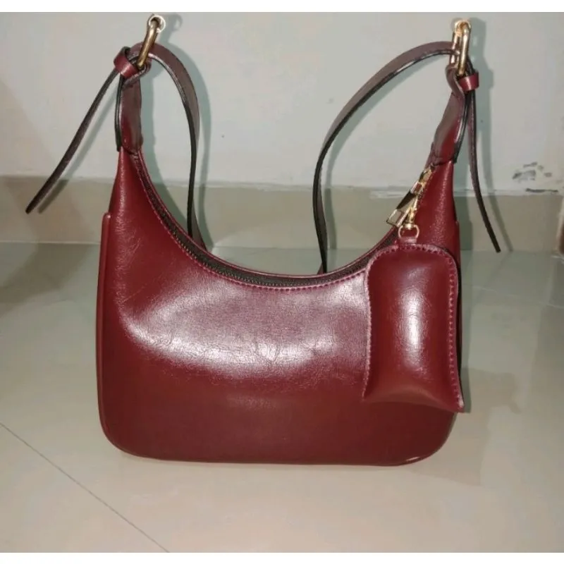 Benita Bag cokelat tua dengan pouch kecil, digantung