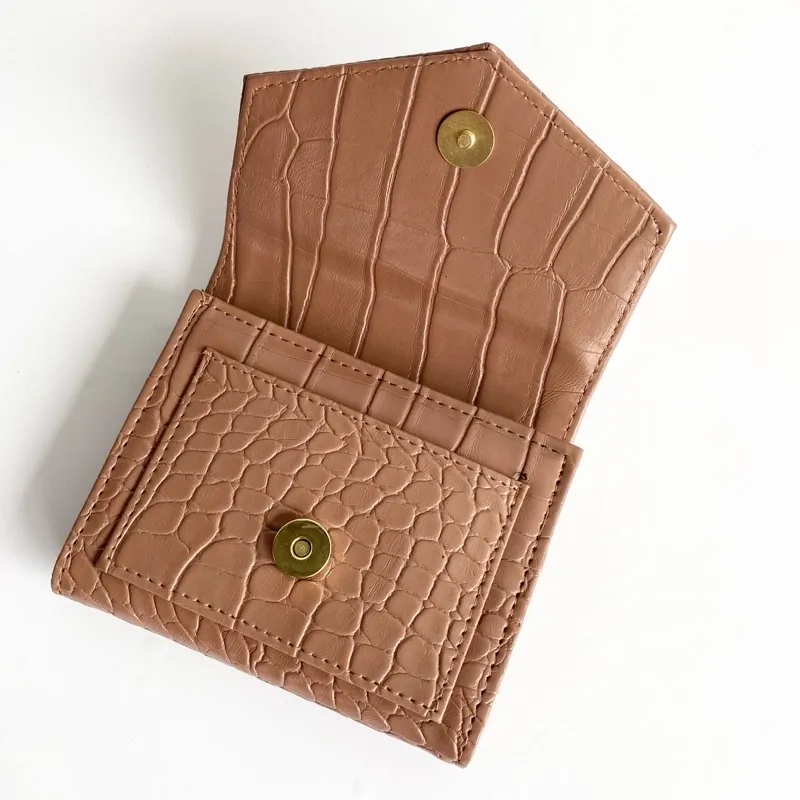 Bianca Wallet croco salem terbuka, terlihat kancing magnet