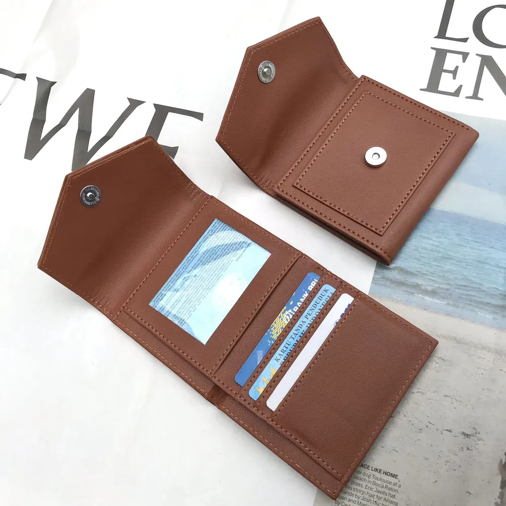 Bianca Wallet plain cokelat terbuka, terlihat slot kartu dan jendela foto