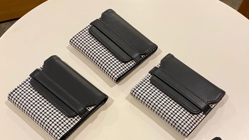 Tiga Bova Wallet tertutup di atas meja putih