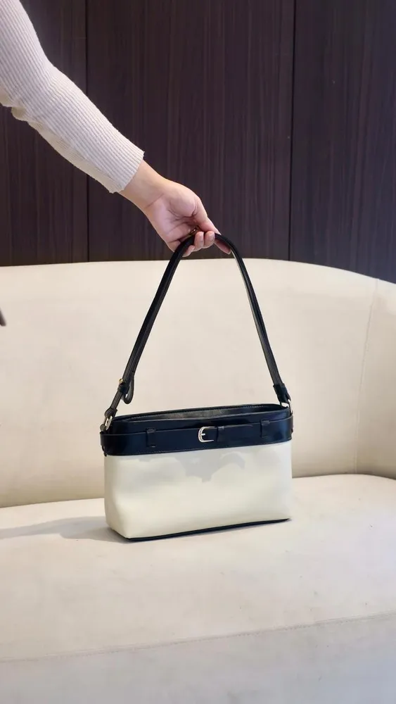 Twotone Shoulder Bag aksen hitam dijinjing