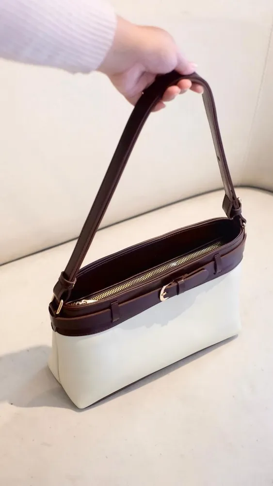 Twotone Shoulder Bag dilihat dari atas, terlihat bukaan tas